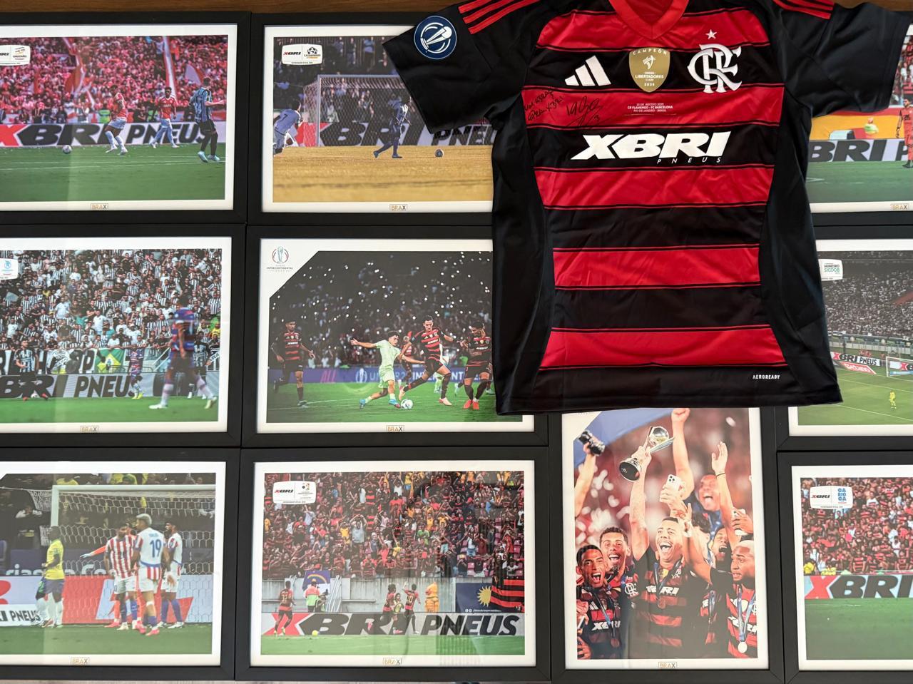 Camisa do Flamengo Sub-20 com a marca XBRI cercada de quadros com fotos de jogos