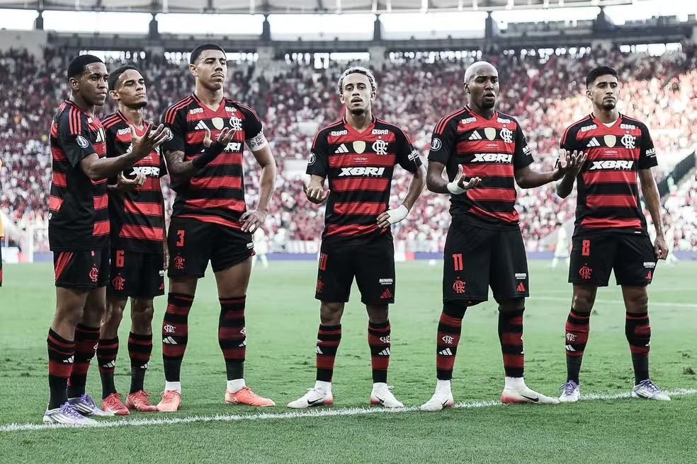 Jugadores del Flamengo con la camiseta XBRI en el campo del Maracaná ante la hinchada