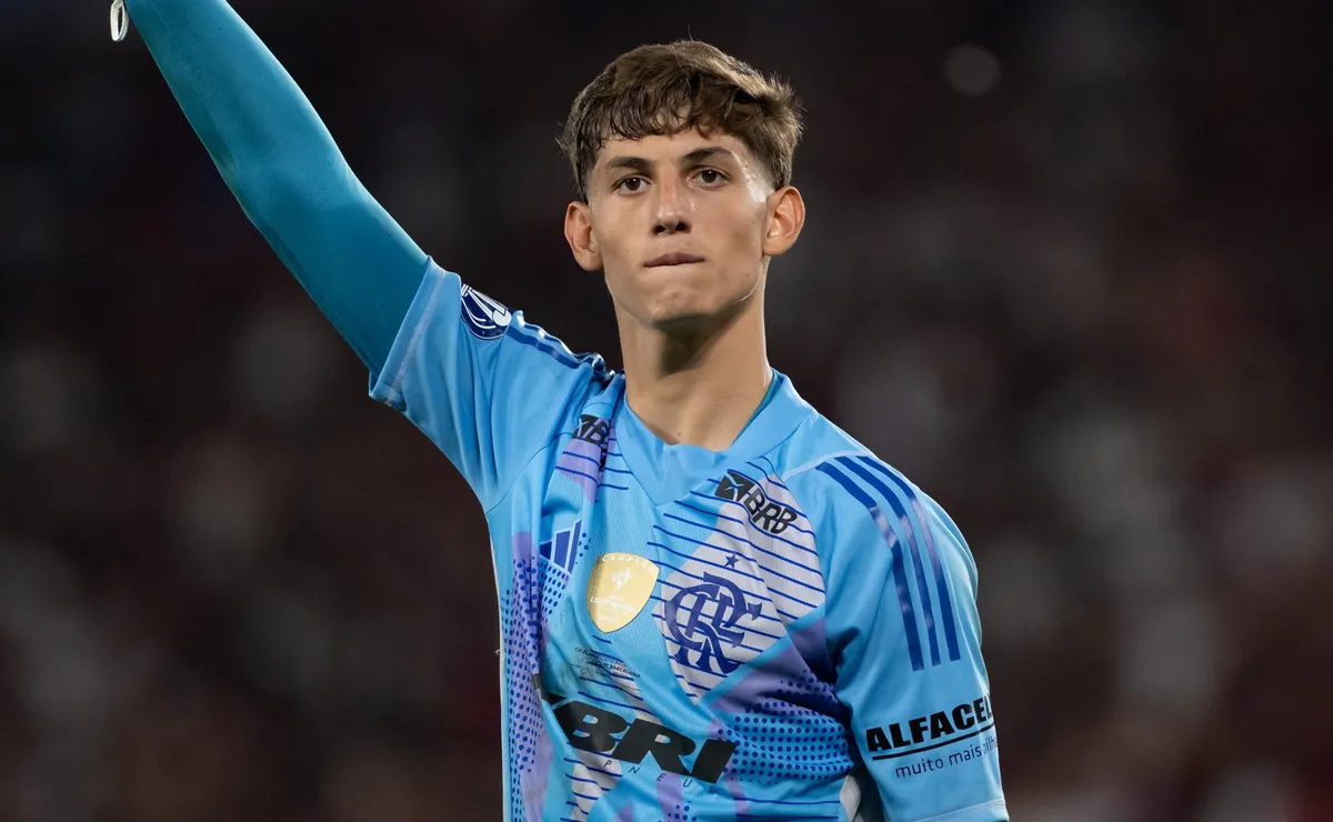 Léo Nannetti, goleiro do Flamengo Sub-20, aponta para o alto durante uma partida