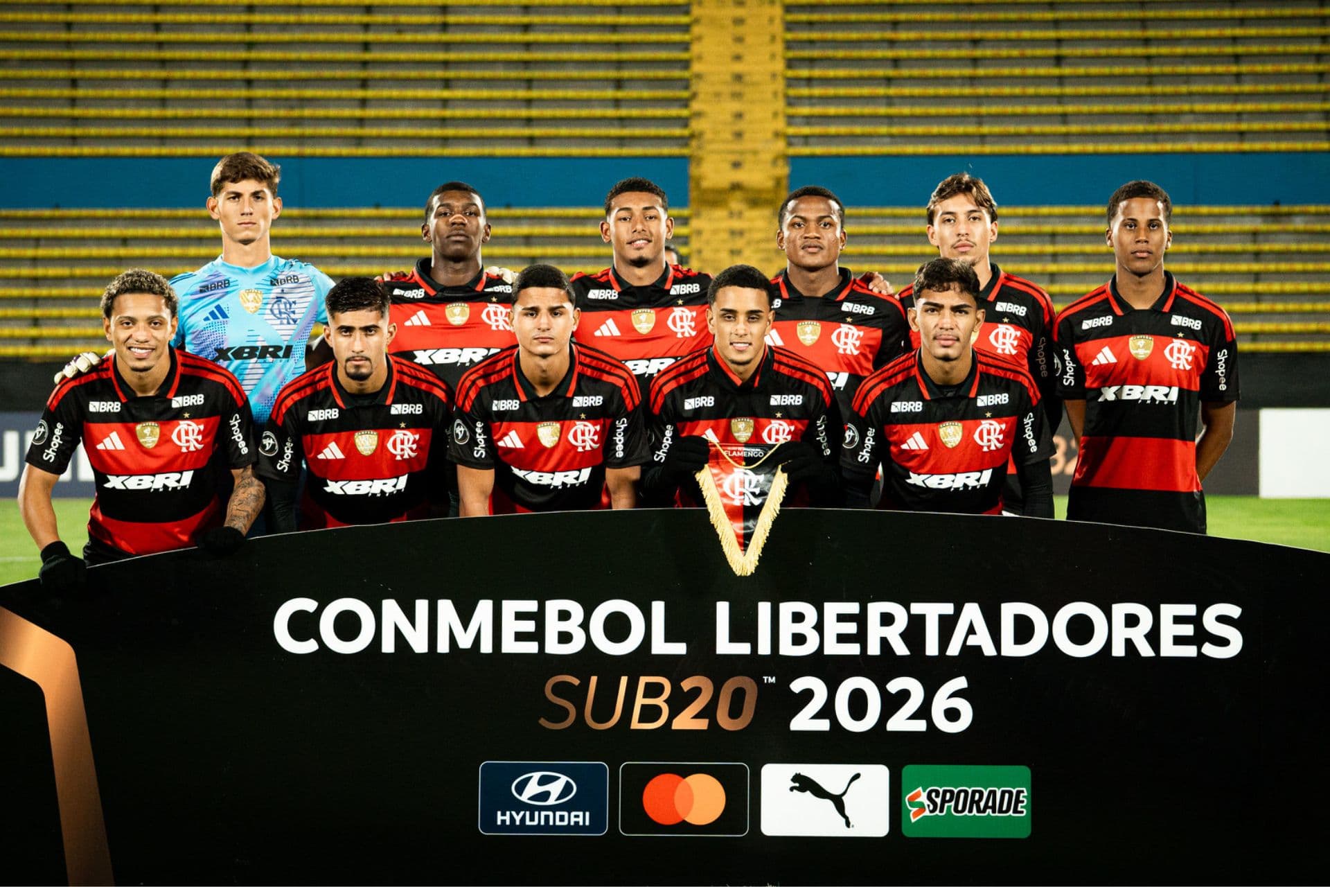Elenco do Flamengo Sub-20 com camisa XBRI posa antes de jogo da CONMEBOL Libertadores Sub-20 2026