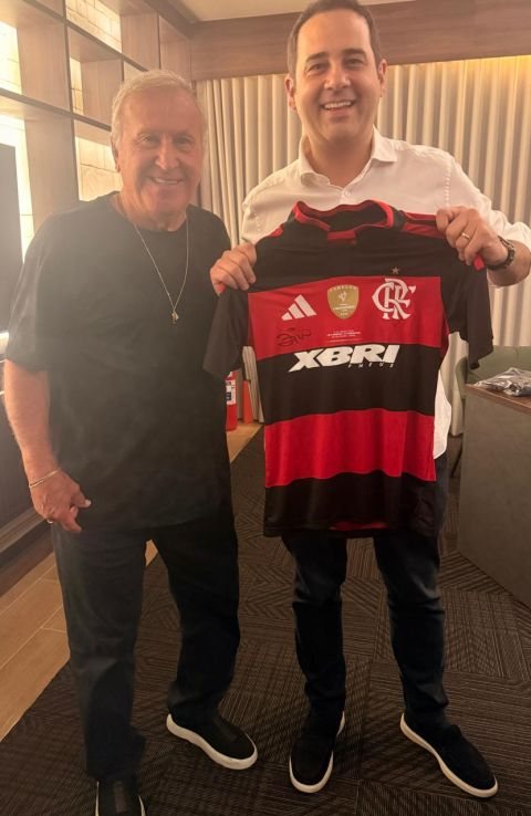 Zico recebe a camisa do Flamengo com a marca XBRI ao lado de Samer Nasser, diretor de Marketing da XBRI